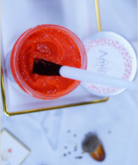 Application du gommage Aker Fassi sur la peau – exfoliation douce et naturelle